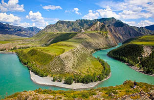 The turquoise colour of Katun. Adventure tour to Siberia.