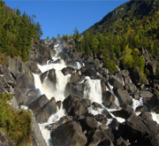 Altaiische Sehenswürdigkeiten. Uchar-Wasserfall.